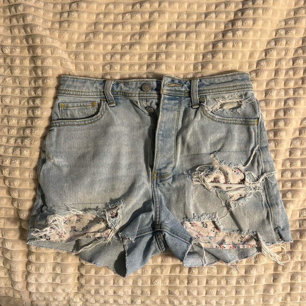 Hollister ultra high rise mom short 3” size 0 w24 with floral & button fly